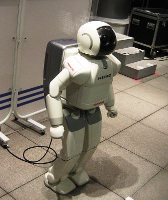 un robot diseñado para andar en dos pies